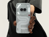 Rien n'a révélé le téléphone (2a) en blanc avec des boutons d'alimentation de couleur contrastée. (Source de l'image : @rquandt)
