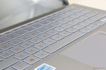 Les marquages marrons sur fond blanc améliorent le contraste des touches du ZenBook UX392.