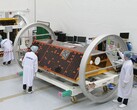 Le laboratoire national de Los Alamos met au point le "Spacecraft Speedometer" pour améliorer le suivi des satellites sur les orbites encombrées. Sur la photo : Ingénieurs travaillant sur le satellite GRACE-FO de la NASA (Source de l'image : NASA)