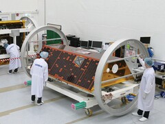 Le laboratoire national de Los Alamos met au point le "Spacecraft Speedometer" pour améliorer le suivi des satellites sur les orbites encombrées. Sur la photo : Ingénieurs travaillant sur le satellite GRACE-FO de la NASA (Source de l'image : NASA)