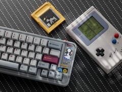 Le Qwertykeys QK65 MK3 est doté d'un design rétro et d'un écran intégré qui prend en charge les mini jeux. (Source de l'image : Qwertykeys)