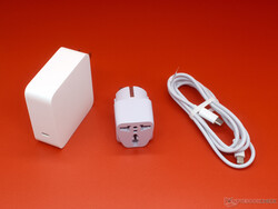 Chargeur avec câble USB-C (inclus) et un adaptateur (non inclus)