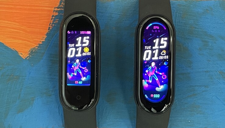 Comparaison des écrans : À gauche Xiaomi Mi Smart Band 5, à droite Xiaomi Mi Smart Band 6