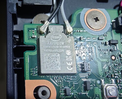 Le module Wi-Fi Intel AX201 est soudé sur la carte mère