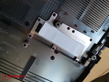 Coussin de refroidissement au-dessus du SSD sur la plaque inférieure