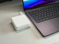 Le bloc d'alimentation de 96 W est insuffisant et la batterie s'épuise pendant les tests de stress ou les jeux.