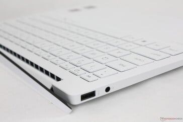 Grilles d'aération cachées sous la charnière du bar