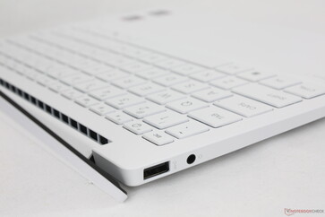 Grilles d'aération cachées sous la charnière du bar