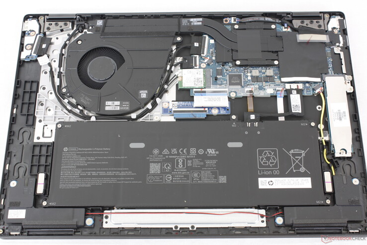 L'OmnoBook X Flip 16 en interne. Il n'y a pas d'espace pour un second SSD
