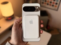 Un nouveau Pixel avec un vieil accessoire Apple. (Source de l'image : @1PaulJ_ via X)