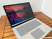 La série des Surface Laptop a besoin d'un rafraîchissement de son design, comme le montre la photo du Surface Laptop 5 15. (Source de l'image : Notebookcheck)