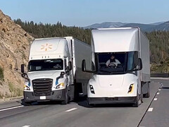 Tesla Semi contre un camion diesel à Donner Pass (Image source : Zanegler/X)