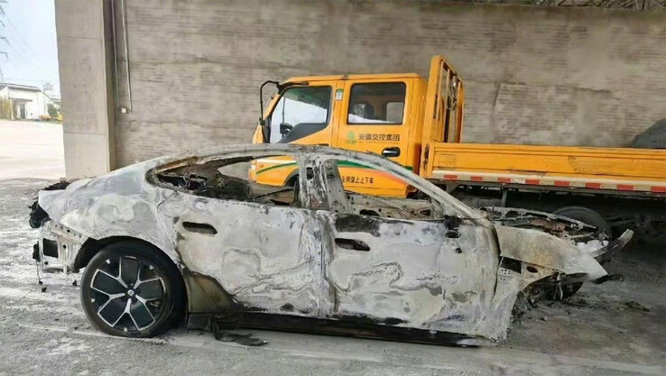 Le SU7 photographié après le crash. (Source : Weibo)