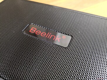 Le logo Beelink semble toujours changer en fonction du modèle de mini PC. Ici, il est rouge au lieu du jaune ou du blanc habituel