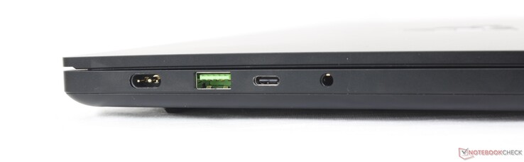 À gauche : adaptateur secteur, USB-A 3.2 Gen. 2, USB-C 3.2 Gen. 2 avec USB4 + DisplayPort 1.4 + Power Delivery, audio combo 3,5 mm
