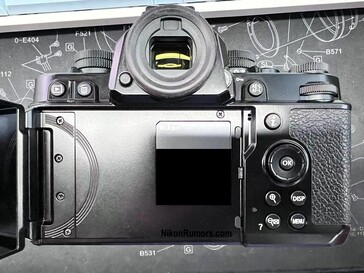 L'écran au dos du Nikon Zf semble être de type articulé. (Source de l'image : Nikon Rumors)