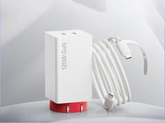 Les deux nouveaux chargeurs seront lancés en même temps que l'Ace 6 Ultra. Sur la photo : le chargeur GaN de 120 W avec le câble fourni.