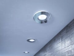 Le downlight encastré Philips Hue Adore Bathroom est désormais disponible en blanc, rejoignant ainsi la version argentée originale (illustrée). (Source de l&#039;image : Philips)