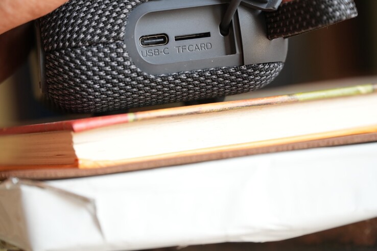 L'enceinte Bluetooth portable Tribit PocketGo est dotée d'un port USB-C et d'un emplacement pour carte TF