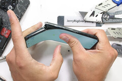 OnePlus affirme qu'il n'y a aucun problème avec l'intégrité structurelle du OnePlus 10T. (Image source : JerryRigEverything)