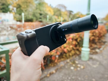 Le X300 Pro avec le téléconvertisseur monté (source d'image : Alex Wätzel)