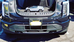 Le capot du Cybertruck s'ouvre également pour révéler une grande soute (image : Christopher Bowe/Twitter)