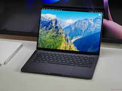 Le MacBook Pro M5 sur un bureau.