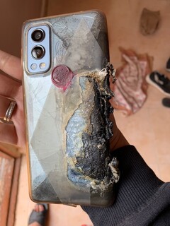 Le OnePlus Nord 2 détruit en question. (Image : @suhitrulz/Twitter)