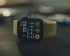 Une Apple Watch SE sur une table (Image source : Onur Binay via Unsplash ; recadrée)