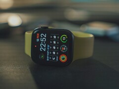 Une Apple Watch SE sur une table (Image source : Onur Binay via Unsplash ; recadrée)