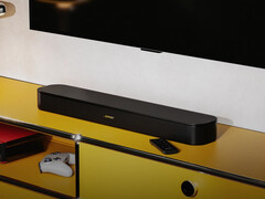 La TV Speaker 2nd Gen est lancée avec un tweeter central. Sur la photo : la barre de son placée sous un téléviseur.