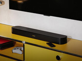 La TV Speaker 2nd Gen est lancée avec un tweeter central. Sur la photo : la barre de son placée sous un téléviseur.