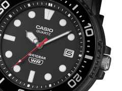 La Casio MRW-240H-1E1JF entièrement noire, illustrée ci-contre.