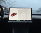 Le Ctrl-Bar est un accessoire de bouton physique qui se fixe sur l'écran central d'une Tesla Model Y ou Model 3. (Image source : Indiegogo)