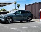 À partir du quatrième trimestre 2026, les conducteurs de modèles Volvo entièrement électriques, tels que le modèle compact EX30, pourront utiliser plus de 20 000 superchargeurs Tesla à travers l'Europe directement via l'application smartphone de l'usine.