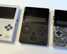 Le premier prototype du Game Bub (à gauche) comportait encore trois boutons (Source de l'image : Eli Lipsitz)