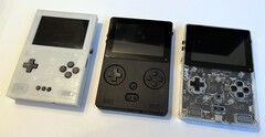 Le premier prototype du Game Bub (à gauche) comportait encore trois boutons (Source de l&#039;image : Eli Lipsitz)