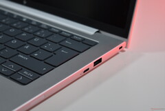 Le côté droit du HP EliteBook 8 G1a 14 (source de l&#039;image : Benjamin Herzig)