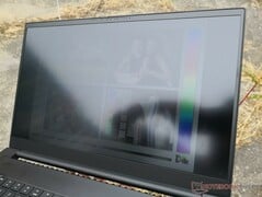 Razer Blade Pro 17 - À l'extérieur par temps nuageux.