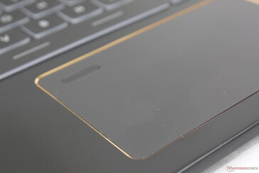La surface du pavé numérique est lisse et sans texture, contrairement à la surface du clavier, légèrement rugueuse