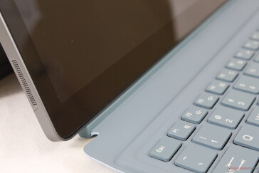 La base du clavier ne peut pas être inclinée, contrairement à la Surface Pro qui dispose d'aimants supplémentaires