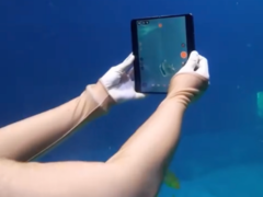 Oppo démontre la résistance à l'eau du Find N5. (Source de l'image : Weibo)