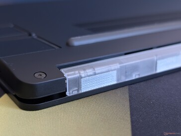 Le bord du cadre en plastique transparent s'aligne parfaitement avec le bord du couvercle en aluminium.