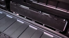 Le remplacement du filtre HEPA du Cybertruck ne prend qu'une minute (image : Munro Live/YT)