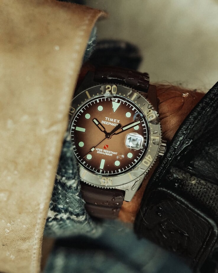 Montre de plongée Huckberry x Timex Deepwater Reef 200 avec cadran marron, boîtier en acier inoxydable, lunette noire et bracelet marron assorti.