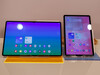 La Galaxy Tab S11 Ultra à côté de la Tab S11 (source d'image : Daniel Schmidt)