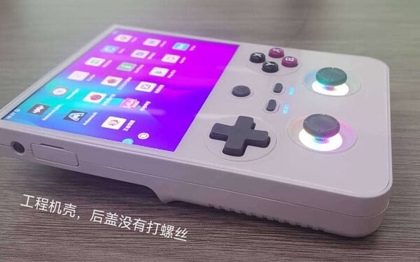 Un échantillon d'ingénierie du RG477V d'Anbernic. (Source de l'image : Maxzhou88)