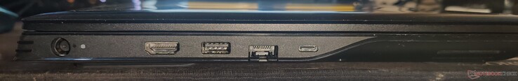 À gauche : adaptateur secteur, USB 3.1 Gen1 Type-A, Gigabit RJ-45, USB 3.1 Gen2 Type-C avec sortie DisplayPort