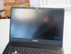 Asus TUF FX705GM - À l'extérieur.