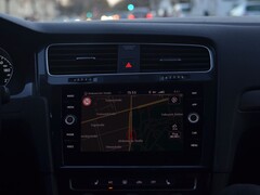 Tableau de bord de voiture avec une carte de navigation sur l’écran d’infodivertissement
